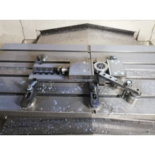 Gépsatu munkadarab rögzítés