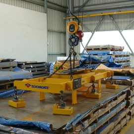 Elektro-permanens mágneses emelőkeret vízszintesen tárolt lemezek egyenkénti mozgatásához